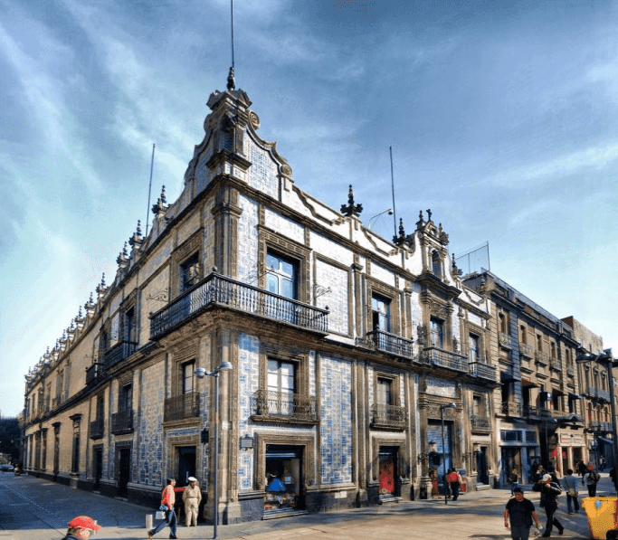 Las siluetas integran detalles similares a esta pieza de arte que se realiza en el estado de Puebla y Tlaxcala.