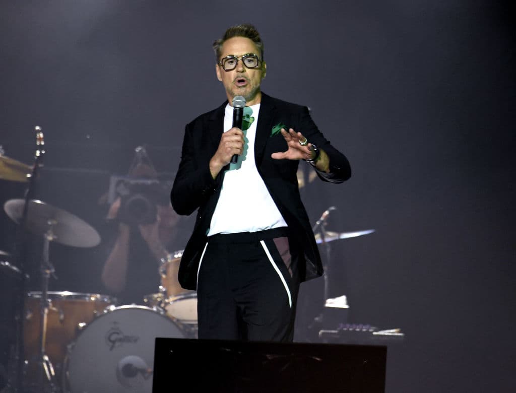 Robert ha impacatado a todos con su voz en diferentes actuaciones como: Chaplin, Two Girls and a Guy (1997), Ally McBeal (2000), The Singing Detective (2003) o Kiss Kiss Bang Bang (2005).