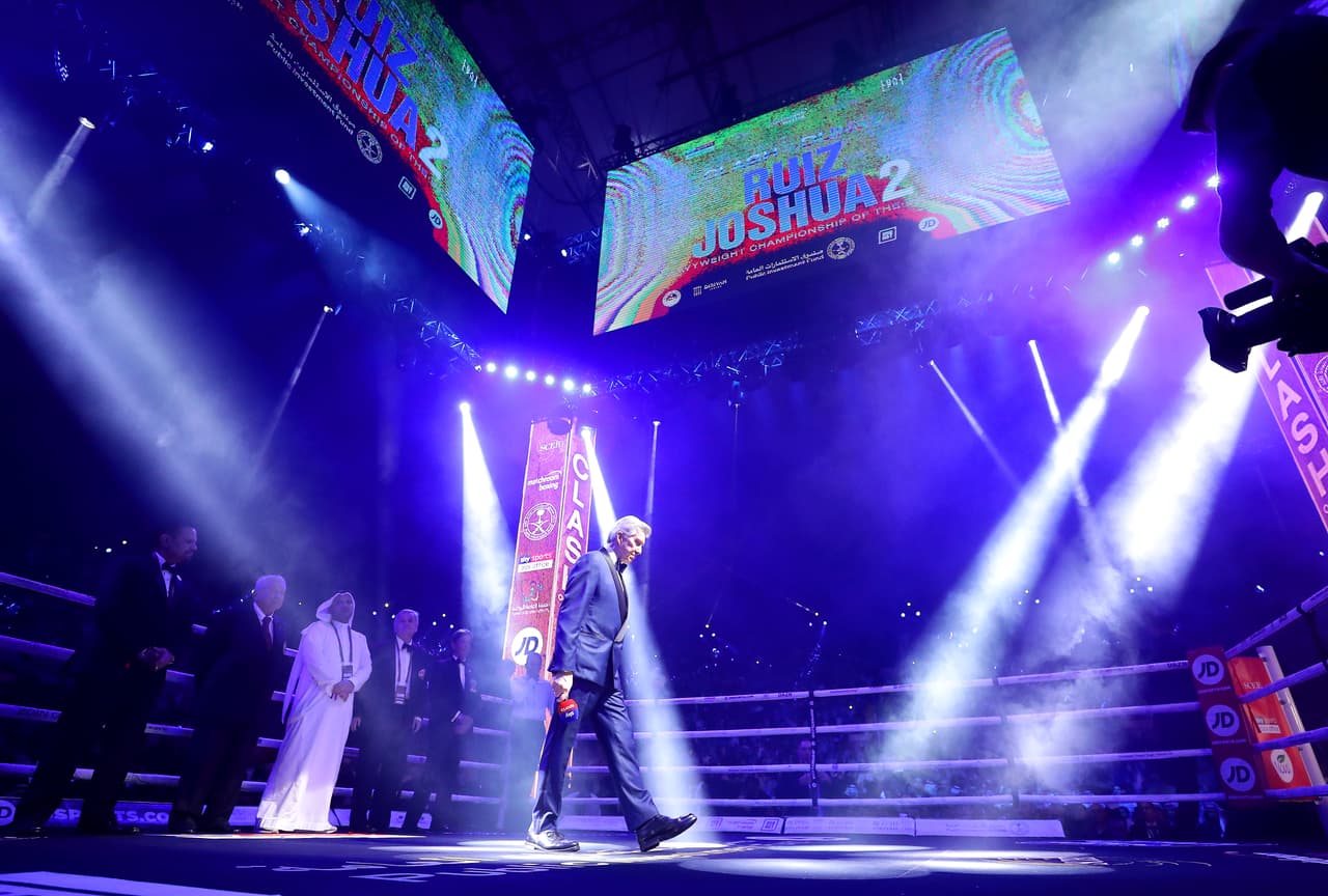 Instantes previos a que se presenten los púgiles en el ring