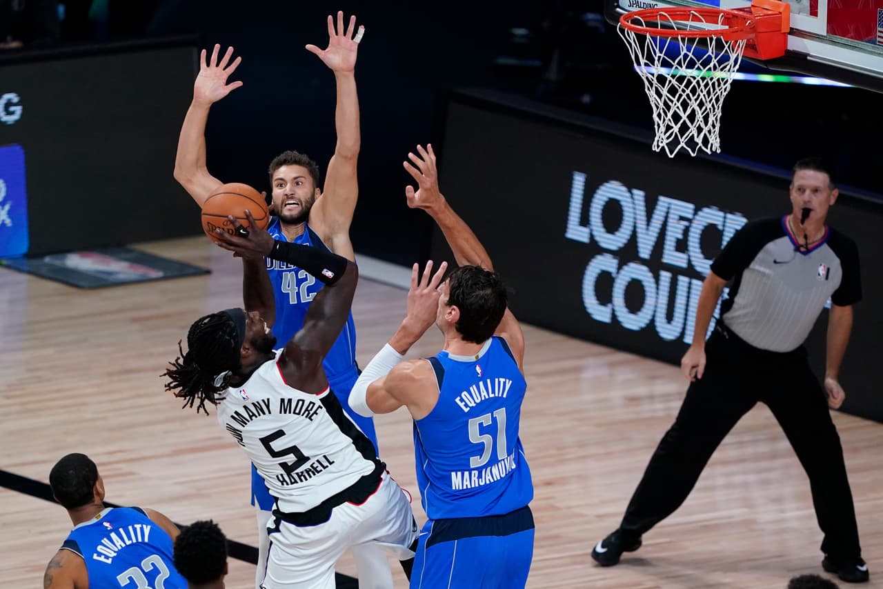 Los Clippers barren 111-154 a los Dallas Mavericks y toman ventaja 3-2 en los Playoffs.