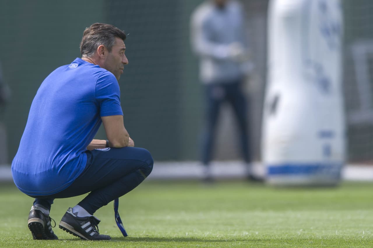 El técnico portugués Pedro Caixinha estuvo muy atento a toda la dinámica de las prácticas tras los días sin actividad.