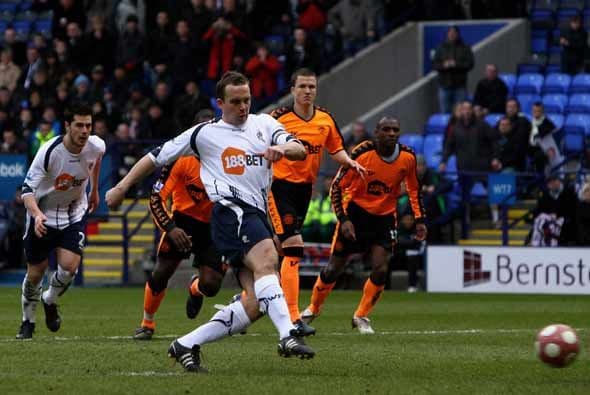 El Bolton Wanderes le metió cuatro goles al Wigan en la goleada de la jornada.