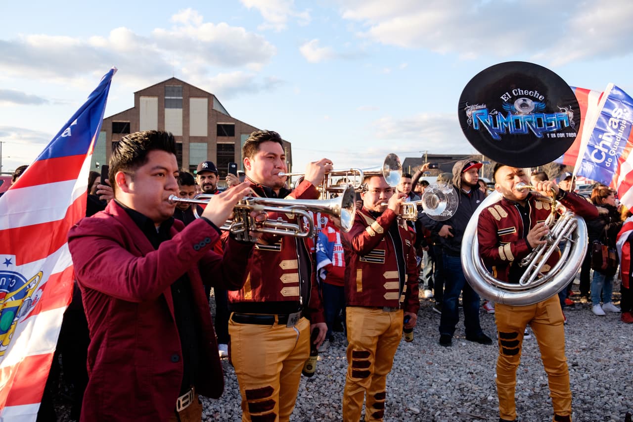 Los fanáticos de las Chivas llegaron hasta New Jersey para acomapañar al Rebaño en una jornada que genera mucha expectactiva después del triunfo en suelo tapatío la semana pasada. Mucho colorido, música y buen ambiente para la semifinal de la Concacaf Liga de Campeones.