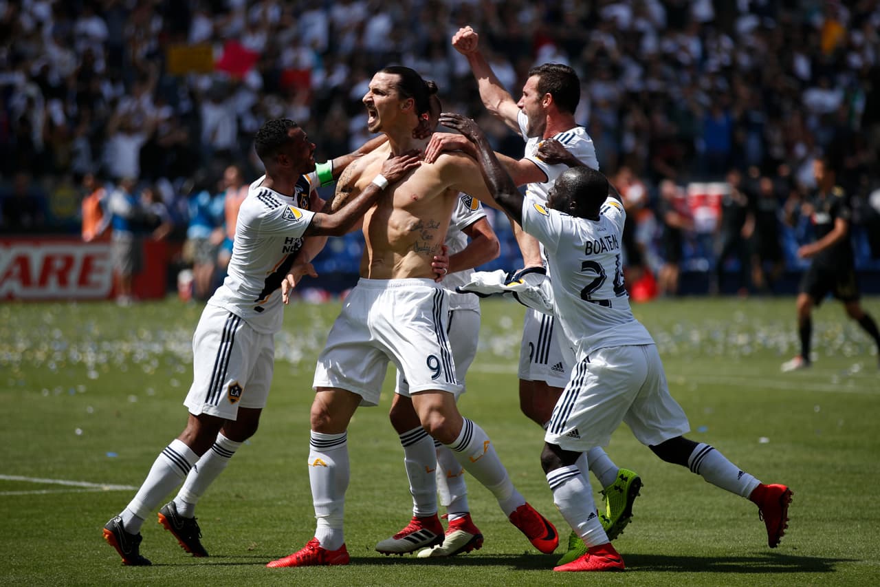 Durante su primer enfrentamiento, el LA Galaxy fue ganador por un score de 4-3. Carlos Vela y Zlatan Ibrahimovic anotaron dobletes. Este partido fue el debut del jugador sueco y uno de los partidos más dramáticos en la historia de la MLS.