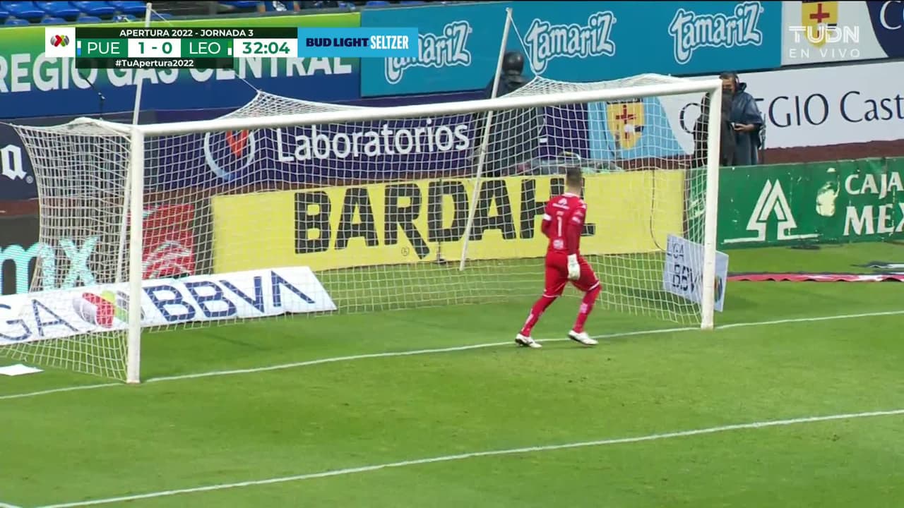 ¡CERCA! Fernando Aristeguieta disparó que se estrella en el poste.