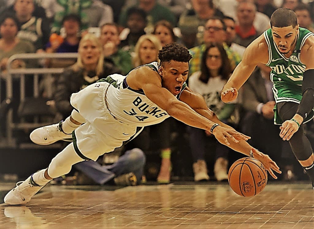Giannis Antetokounmpo lideró la carga para los Milwaukee Bucks en el Juego 2 de la serie de Playoffs de segunda ronda de la Conferencia del Oeste ante los Boston Celtics este martes.