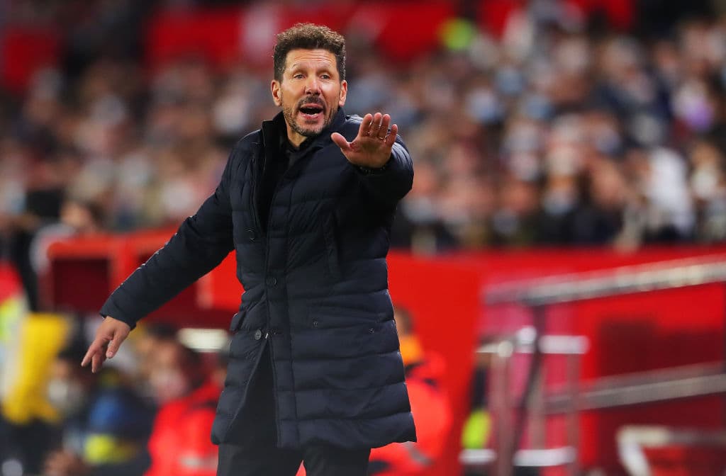 Con golers de Ivan Rakitic y Lucas Ocampos, Sevilla le pega 2-1 al Atlético de Madrid y se ponen a cinco puntos del líder, Real Madrid.