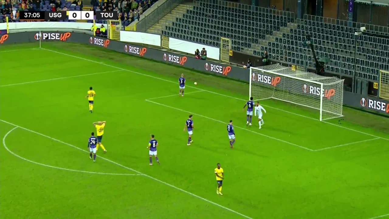 ¡TIRO ATAJADO! disparo por Gustaf Nilsson.