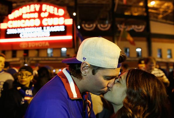 Miles de fanáticos celebraron en grande el triunfo de los Cubs en el Wrigley Field.