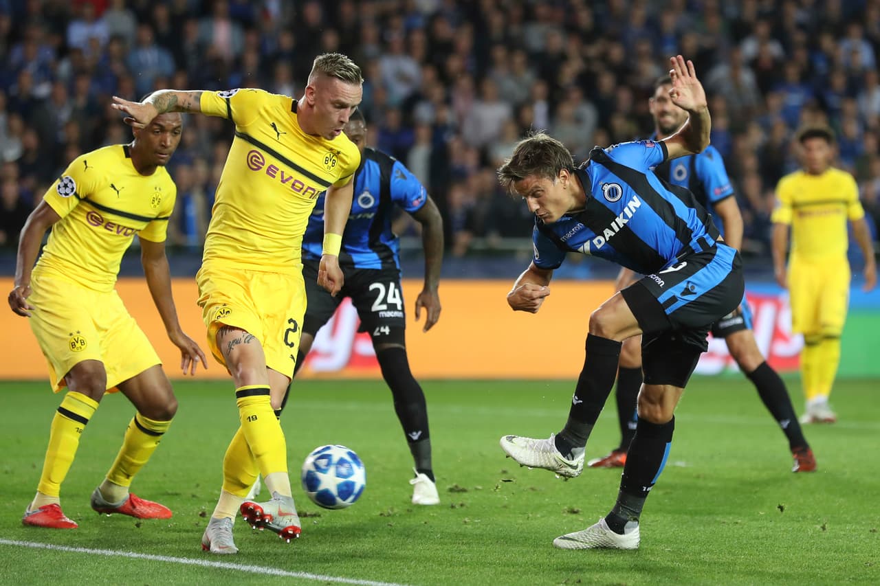 Jelle Vossen tuvo la más clara de la primera mitad con este remate, pero la pelota no encontró destino de gol.