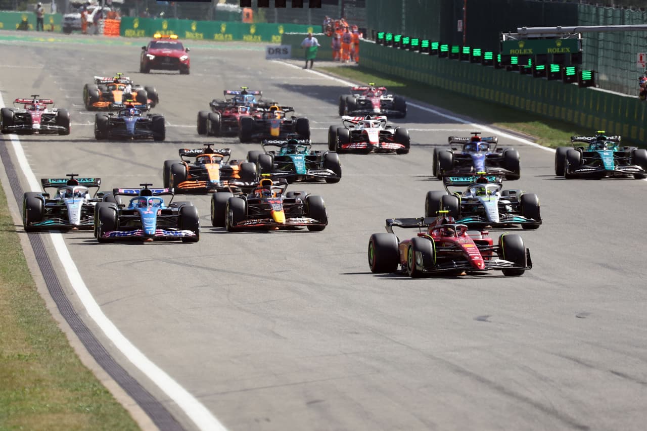 Sergio Pérez logró su podio 22 en Fórmula 1 al terminar segundo en el GP de Bélgica que ganó Max Verstappen; Carlos Sainz de Ferrari fue tercero.