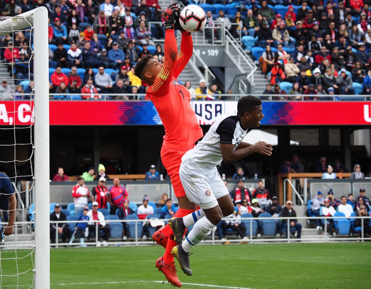 El arquero Zack Steffen seguro en el juego aéreo para el Team USA.