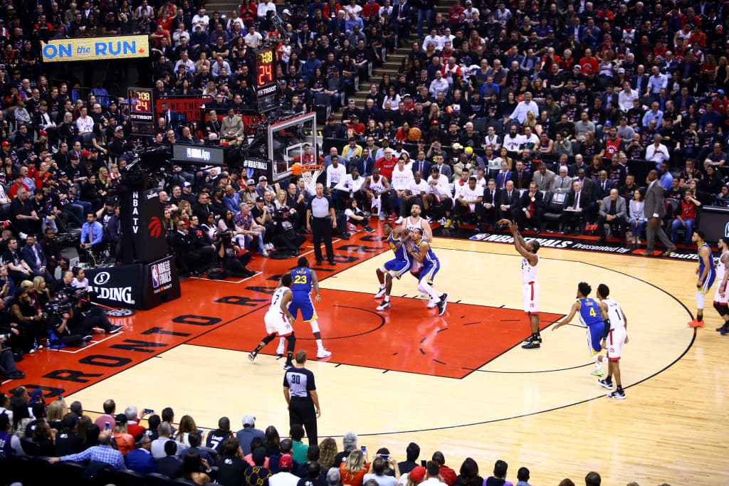Mientras tanto un Kawhi Leonard incómodo en el partido trataba de ganarse sus puntos desde la línea de castigo. Hasta que a finales del cuarto embocó un triple para ir tomando confianza. Acabó con 15 tras tres periodos.