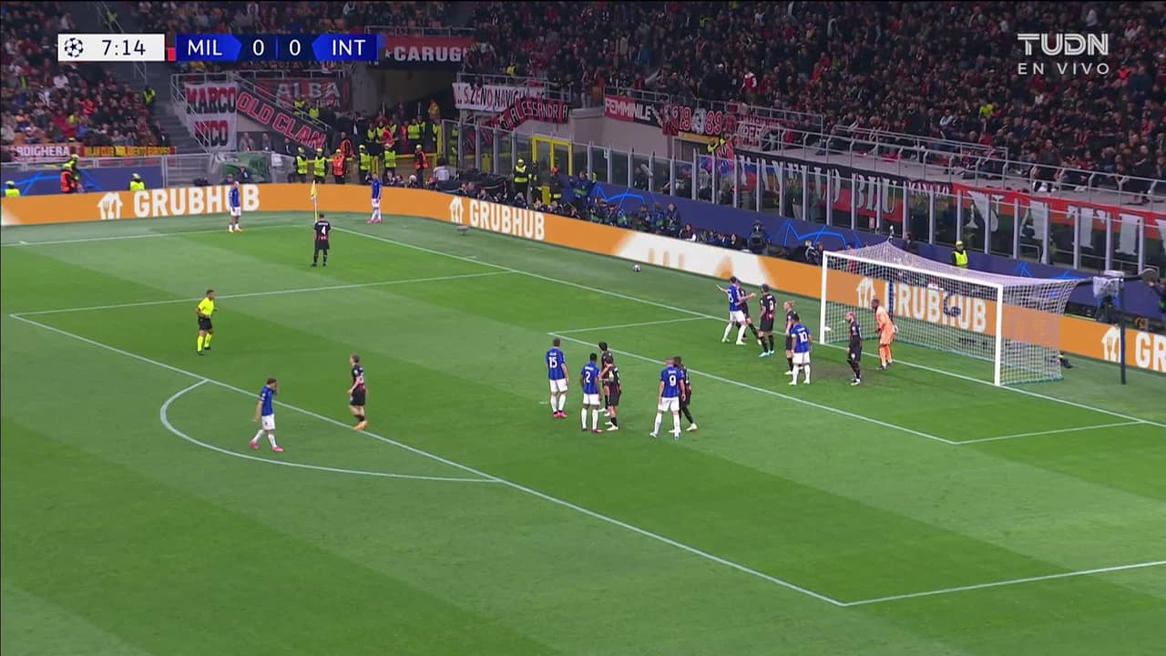 ¡GOL!  anota para Internazionale. Edin Dzeko