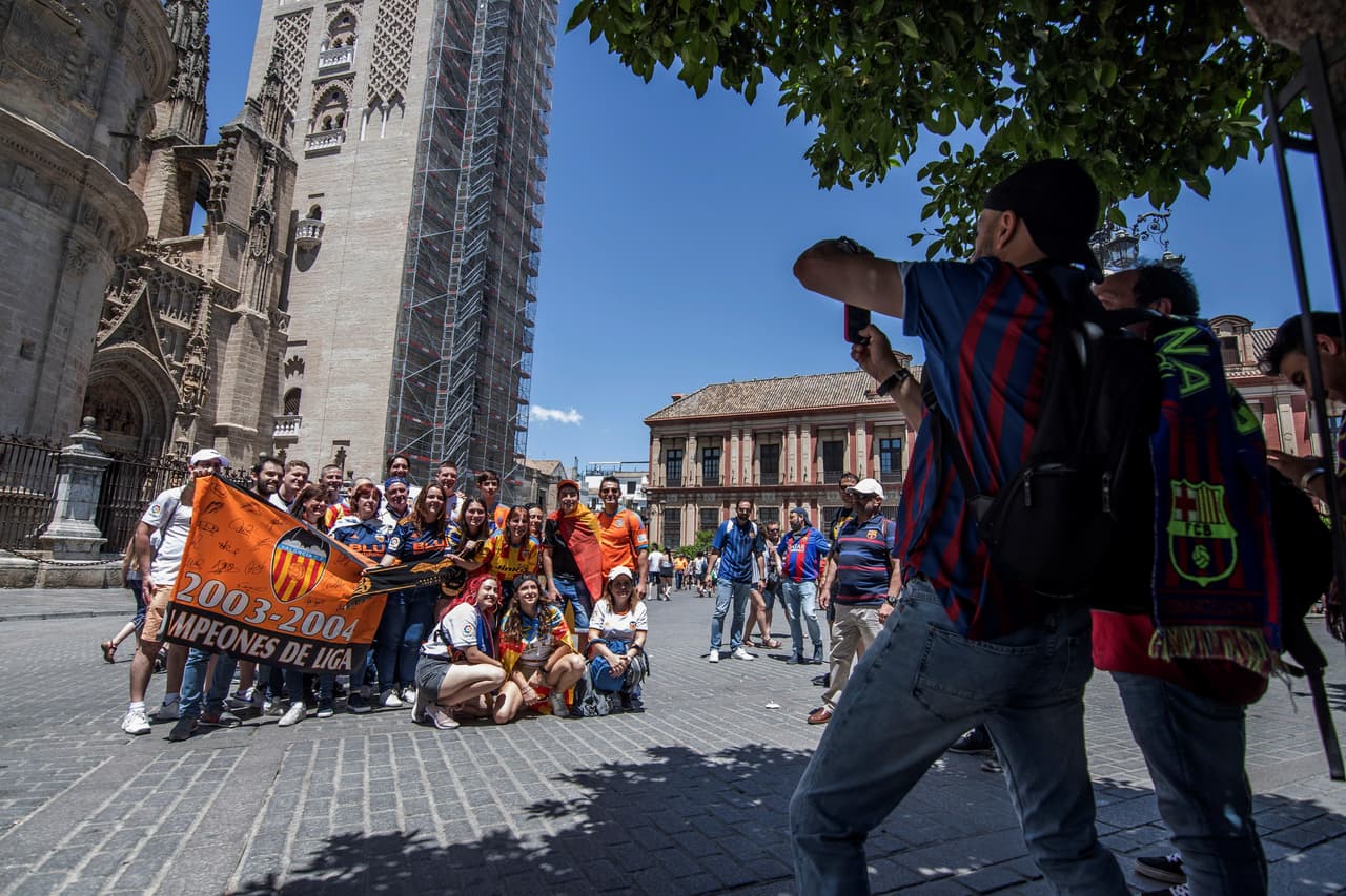 Sevilla ha sufrido el asalto de miles de aficionados del Barcelona y el Valencia, que han llegado con la ilusión de conseguir un título más en su palmarés en esta Copa del Rey. Desde muy temprano han colmado las calles de la ciudad andaluza y los FanFest dispuestos por la Real Federación (RFEF) en las cercanías del Estadio Benito Villamarín.