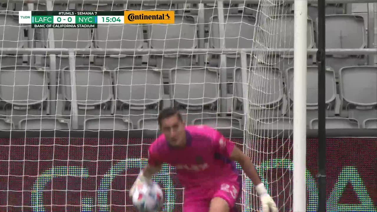 ¡TIRO ATAJADO! disparo por Valentín Castellano.