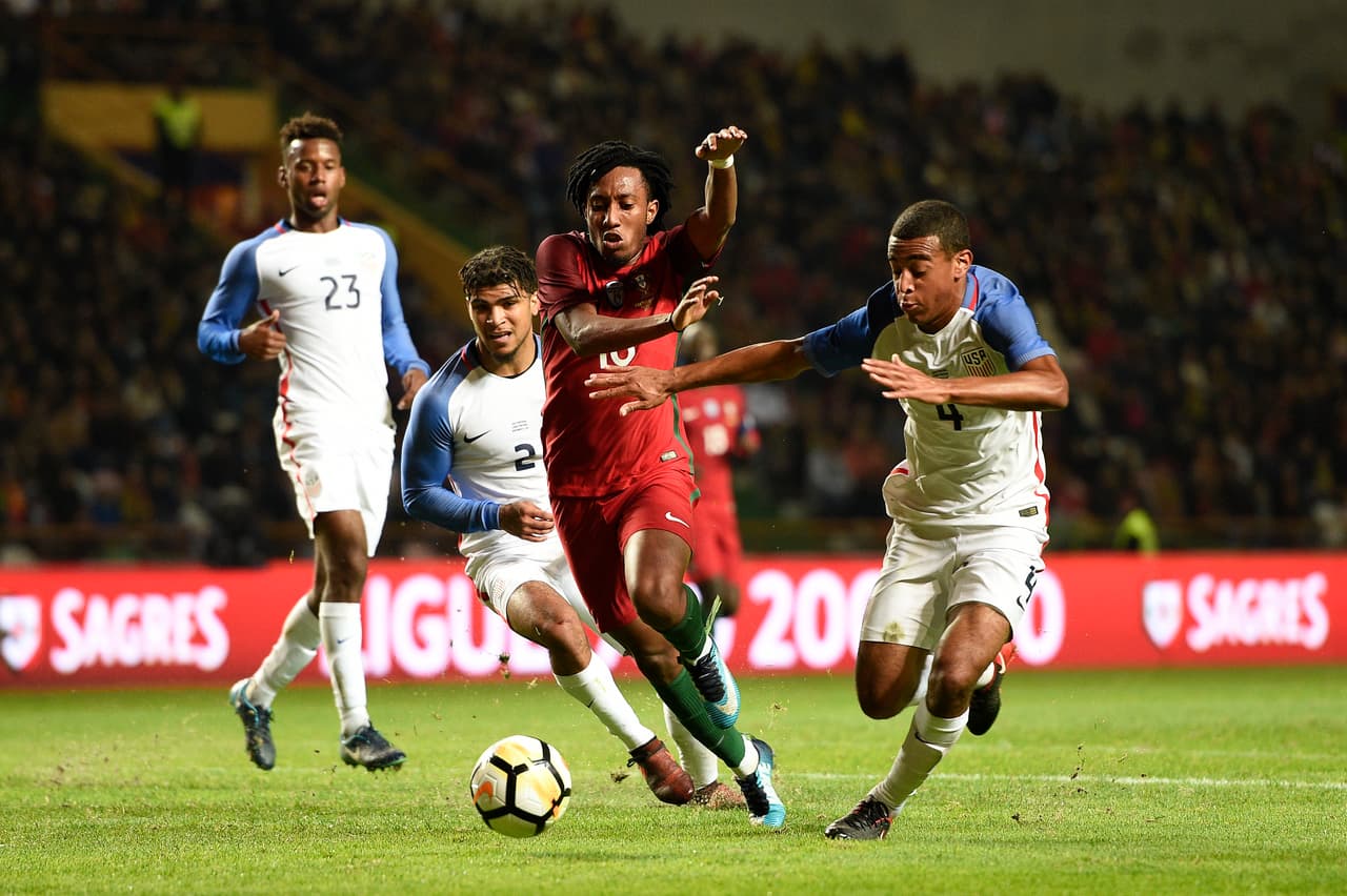 Tras su eliminación de la próxima Copa del Mundo de Rusia 2018, una joven selección de Estados Unidos se enfrentó a Portugal y logró un empate 1-1 en el estadio Dr. Magalhaes Pessoa .