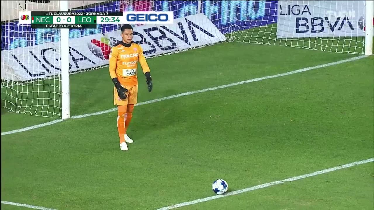 ¡TIRO ATAJADO! disparo por Milton Giménez.