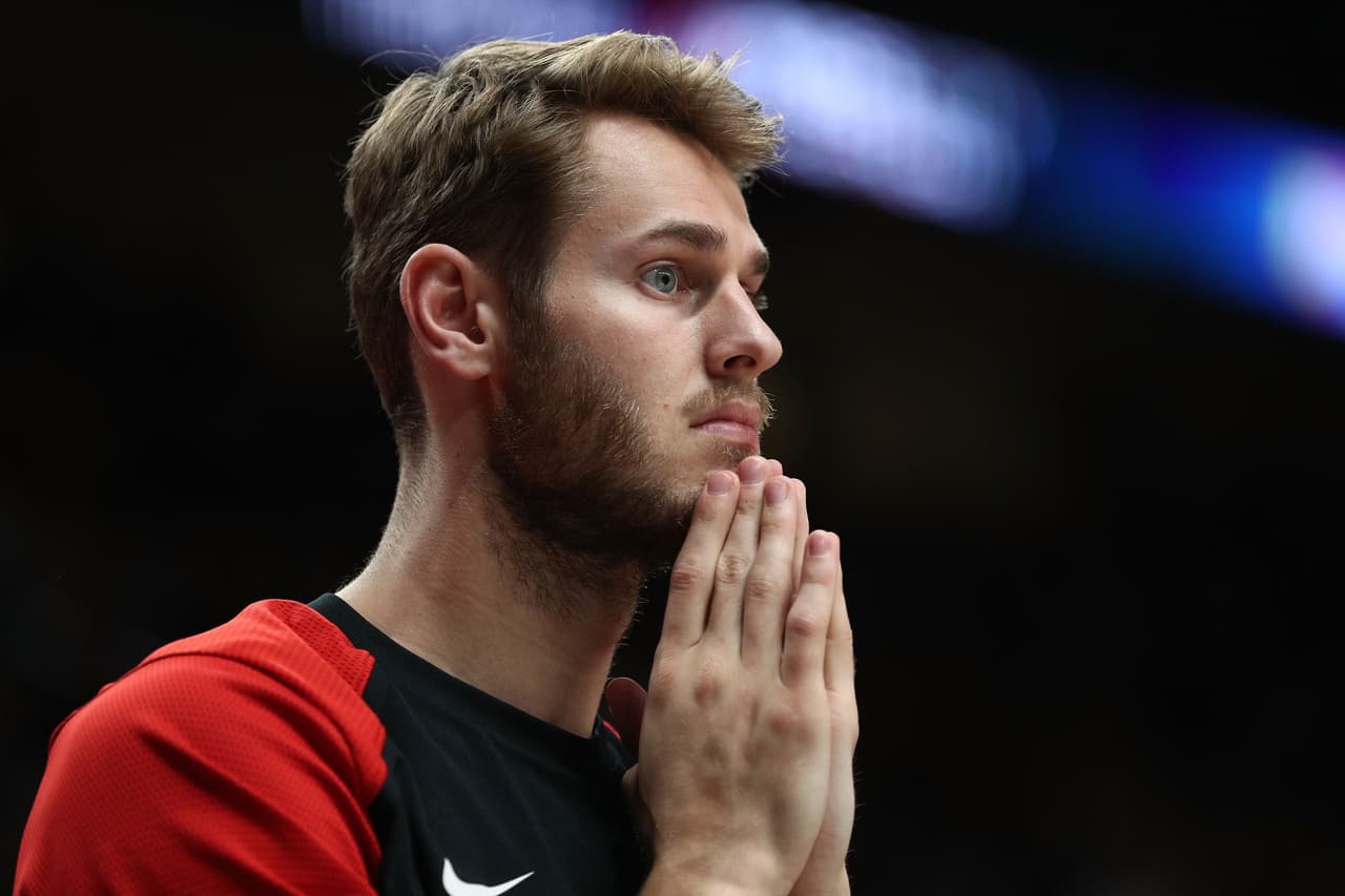 En la noche del lunes, en el triunfo de los Portland Trail Blazer ante Brooklyn Nets, el pívot Jusuf Nurkic tuvo que dejar la duela en camilla después de sufrir una impresionante lesión en su pierna izquierda. El jugador bosnio se fracturó la tibia y el peroné, dejando a todos los presentes en el Moda Center impactados.