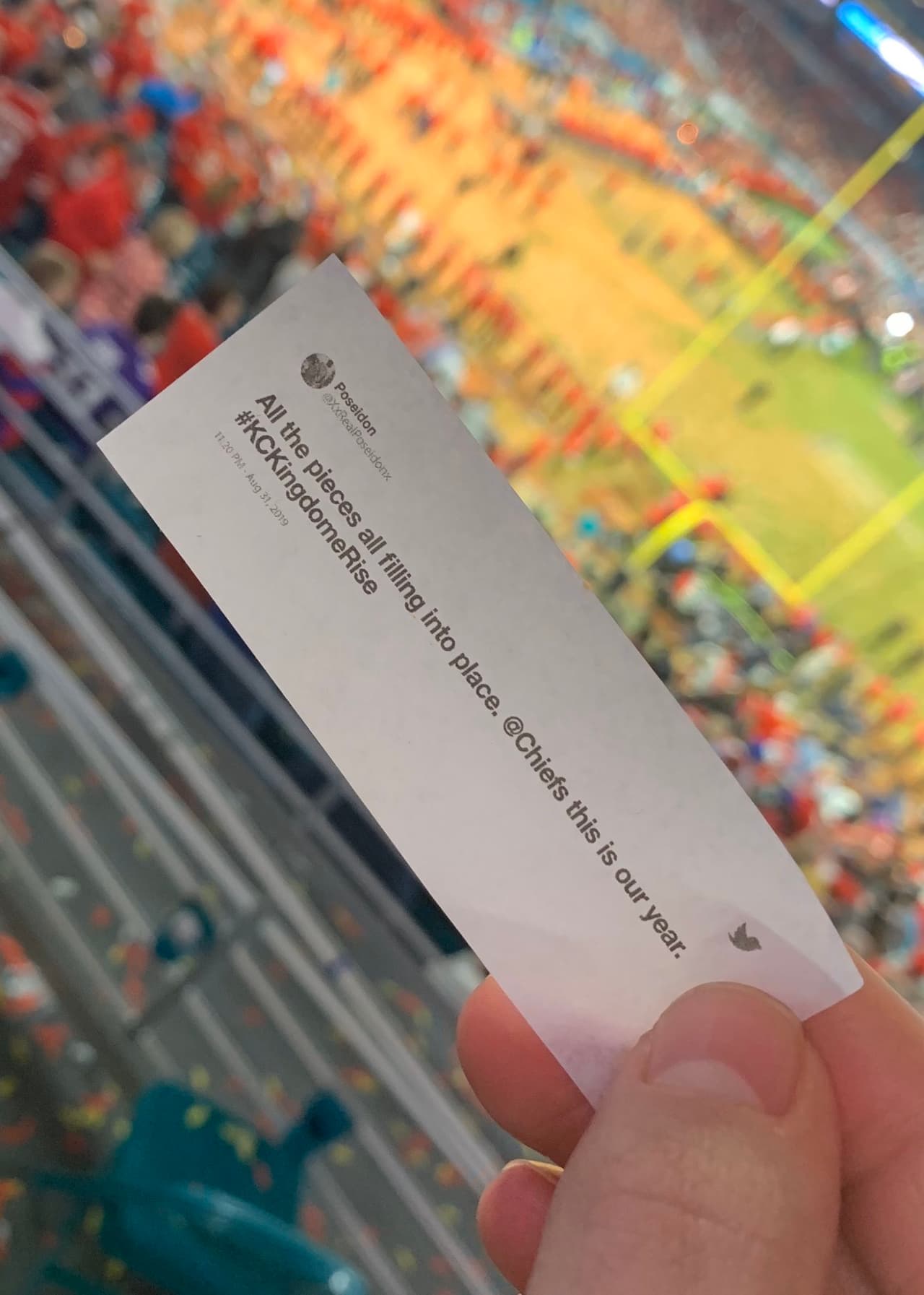 Para los fanáticos que no pudieran asistir al Super Bowl, la NFL pidió usar el hashtag #NFLTwitter para que sus mensajes pudieran ser leídos y qué forma tan original de hacerlo, en el confeti.