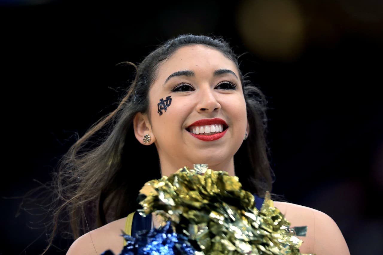 El color y la fiesta son protagonistas en la definición del básquetbol universitario de la NCAA, que tuvo de nuevo a los hinchas y a las porristas como los ejemplos de la alegría fuera de la competencia.