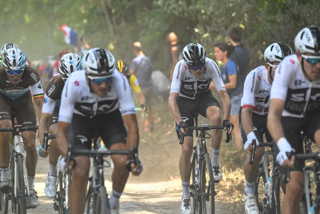 El líder del equipo SKY, el británico Chris Froome, recibió el apoyo de todo su equipo para superar sin caídas el reto del pavé.