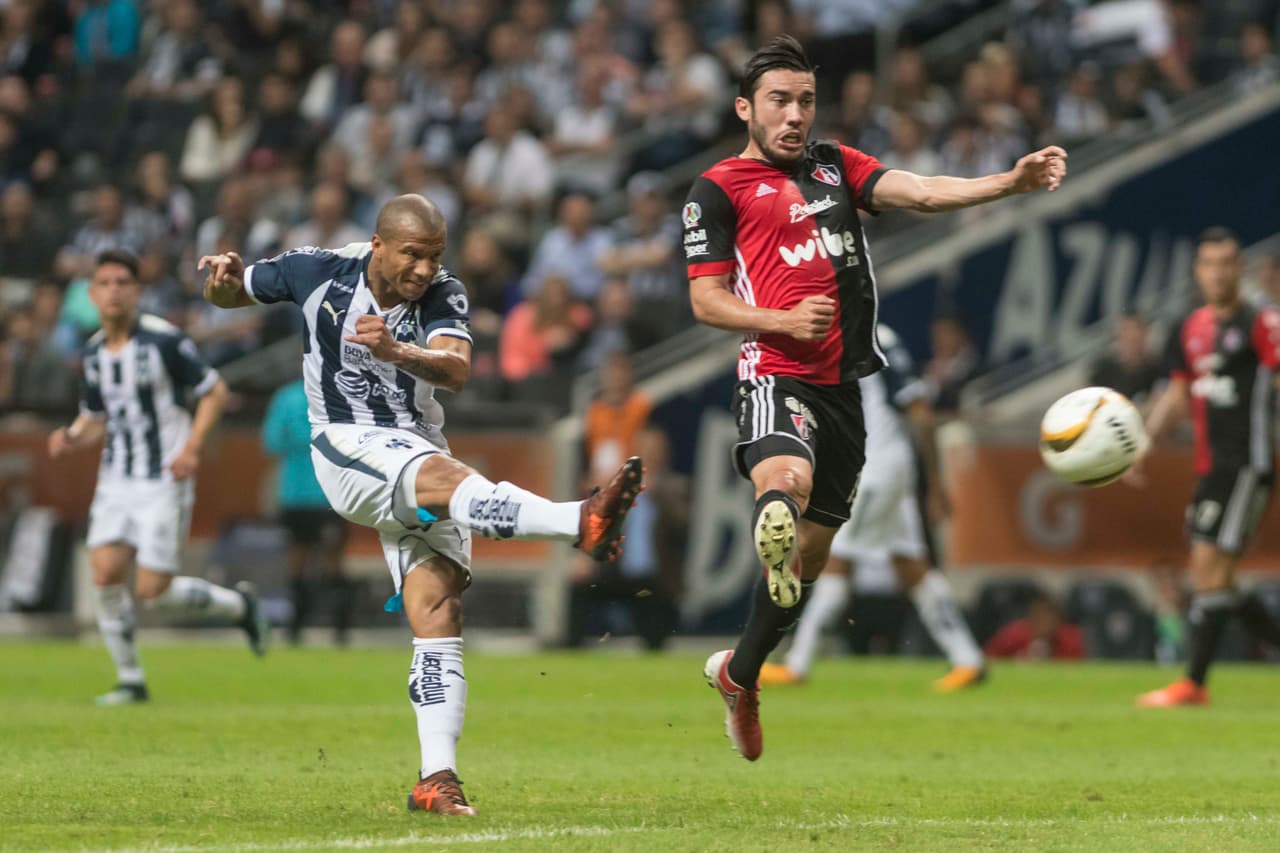 Los Rojinegros apenas tuvieron reacción y muy al contrario el descontrol en sus filas de hizo muy evidente. En el segundo tanto, a los 26 minutos, tras una mala salida de la defensa Carlos Sánchez metió un bombazo para el 2-0.