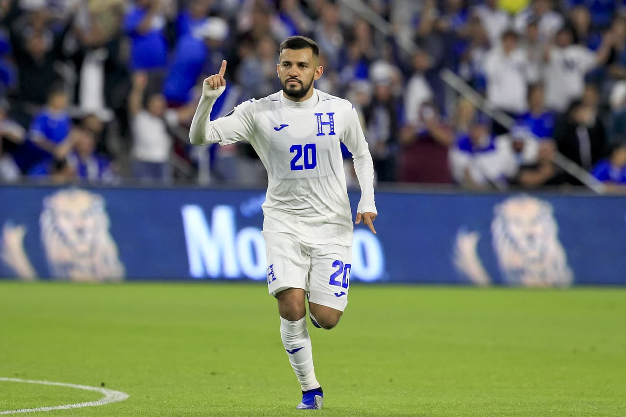 Pero a los 59 minutos se acabó el encanto del empate que beneficiaba a los salvadoreños con un golazo de Álvarez, con comba y al ángulo superior derecho para poner el 1-0 en favor de la 'H'.