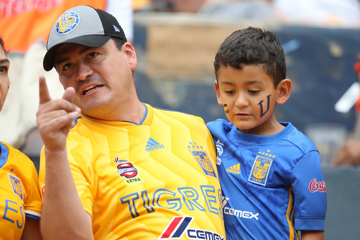 Fanáticos de Tigres en las afueras del Estadio Universitario de Monterrey, a minutos de iniciar el juego contra Toluca.
