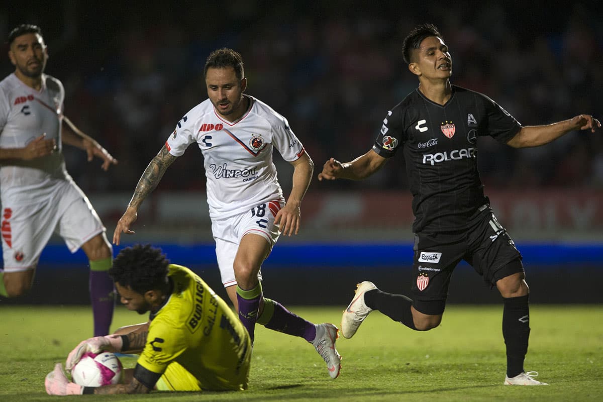 El arquero peruano de Veracruz, Pedro Gallese (abajo) evita una ocasión del Necaxa en el empate 0-0 entre ambos clubes por la jornada 12 del Apertura 2018 de la Liga MX.