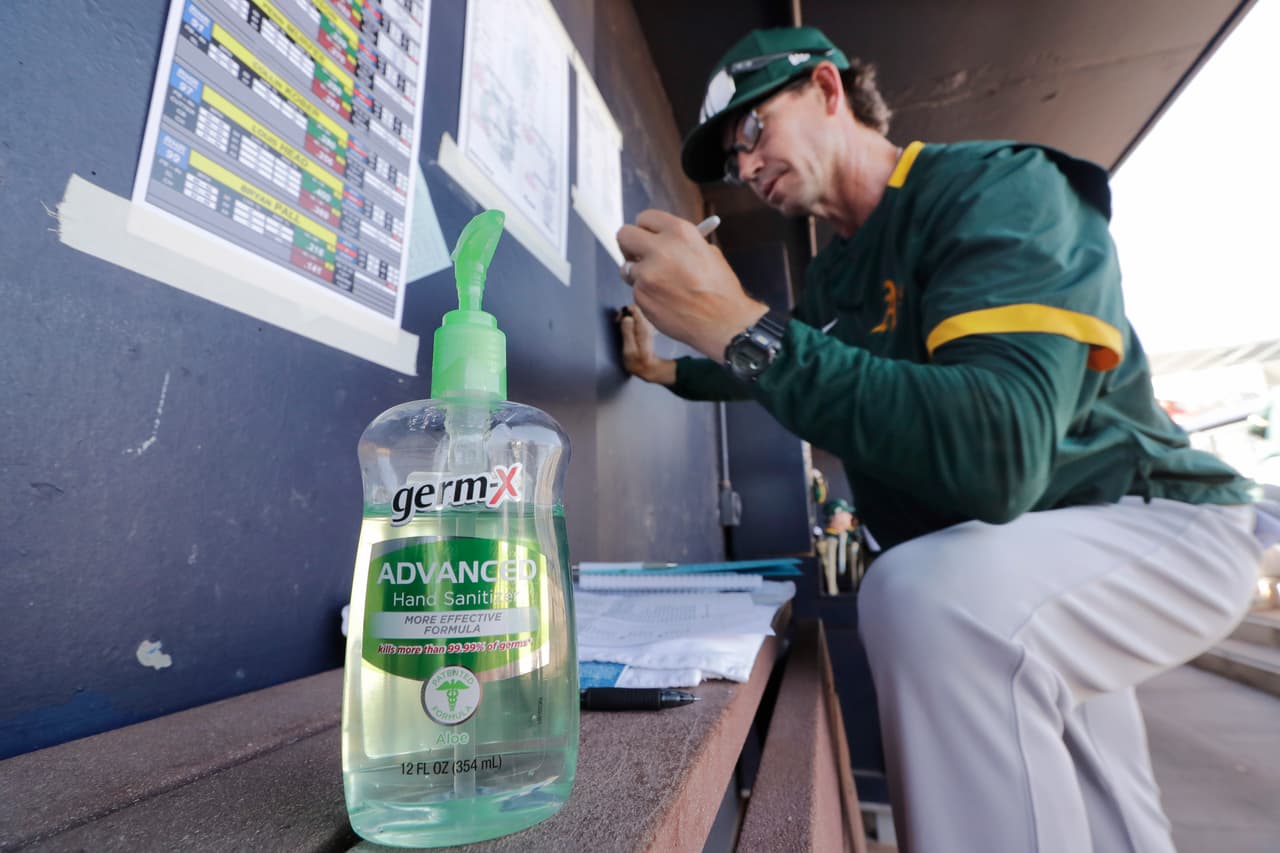 Scott Steinmann, manager de un equipo de ligas menores de los Oakland Athletics, completa la alineación previo a un juego de pretemporada ante los Marineros de Seattle, el sábado 7 de marzo de 2020.