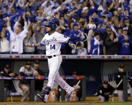 Excepcional el bateo oportuno y productivo que aportó el trío venezolano formado por el campocorto Alcides Escobar, el receptor Salvador Pérez y el segunda base Omar Infante fue la clave que permitió a los Reales de Kansas City vencer 7-2 a los Gigantes de San Francisco en el segundo partido de la Serie Mundial y empatarla a 1-1.