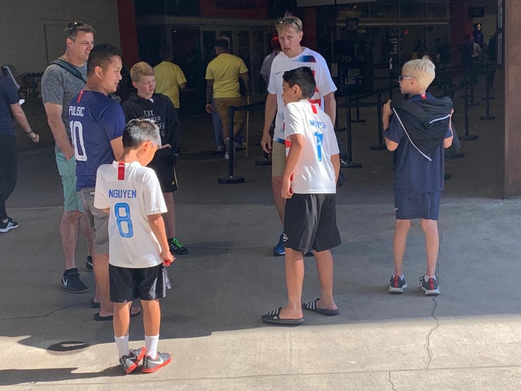Los fanáticos estadounidenses y trinitenses se preparan en el FirstEnergy Stadium de Cleveland, Ohio, para su encuentro en el Grupo D de la Copa Oro.