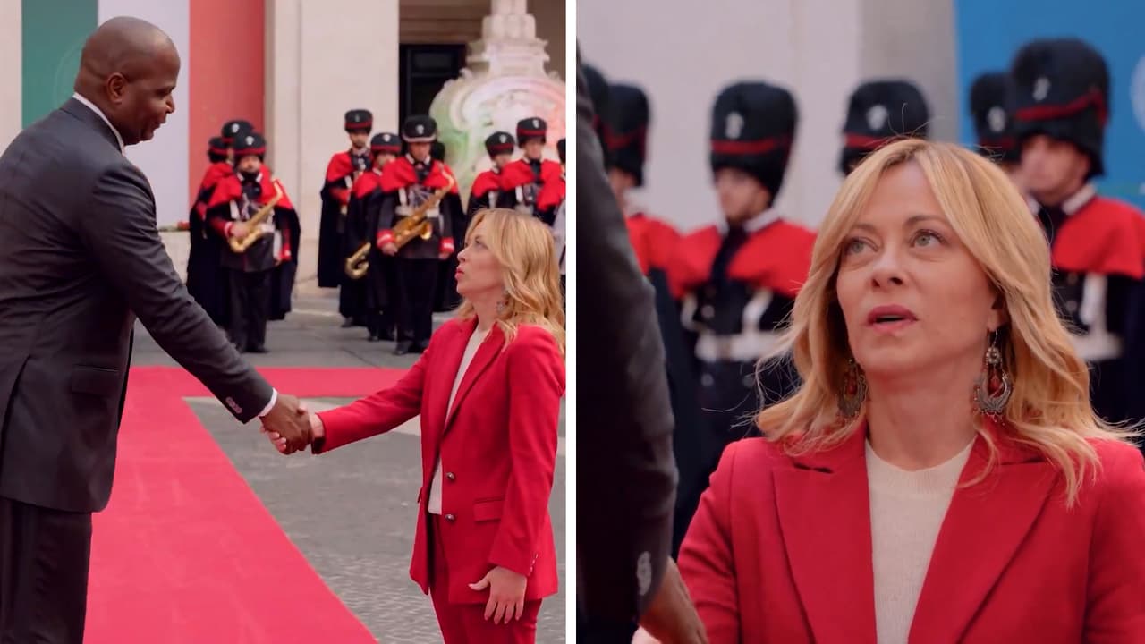 Mirando al cielo: la divertida reacción de Giorgia Meloni al saludar a un presidente de 6,8 pies
