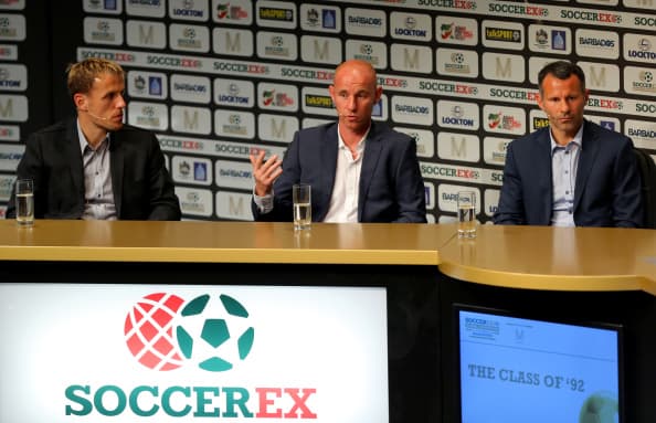 Nicky Butt, en medio, dirige fuerzas básicas del United.