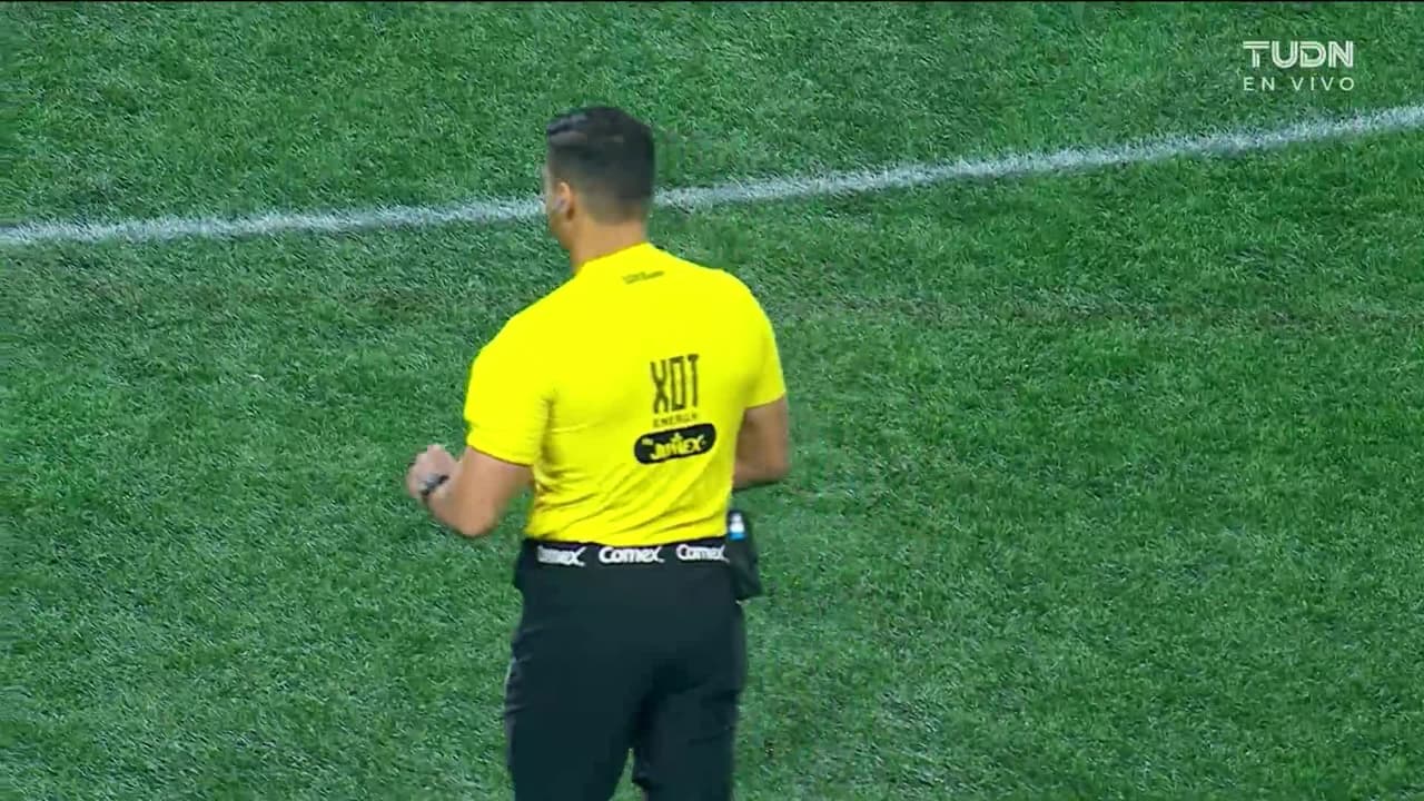 Arranca el partido y la pelota está en juego.