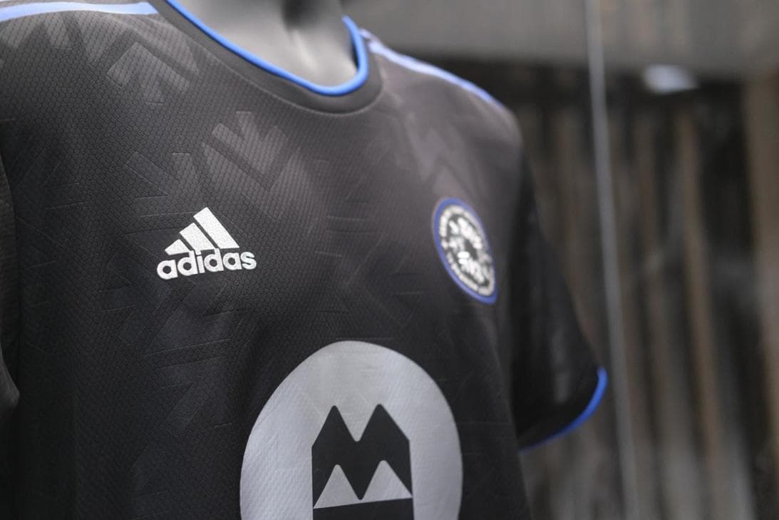 El nuevo uniforme titular es negro con vivos azules, además de contar con un nuevo escudo.