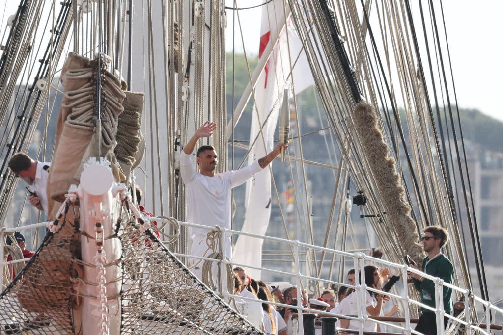 La llama olímpica de Paris 2024 llega a territorio francés