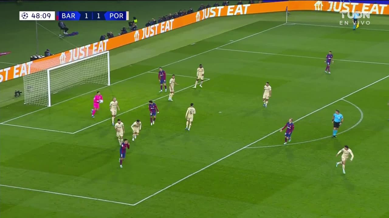 ¡TIRO ATAJADO! disparo por João Cancelo.