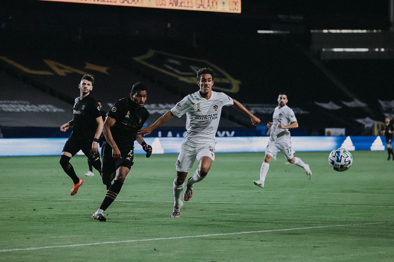 Con goles de Sebastián Lletget y Cristian Pavón, el LA Galaxy golea al LAFC en el clásico de Los Angeles.