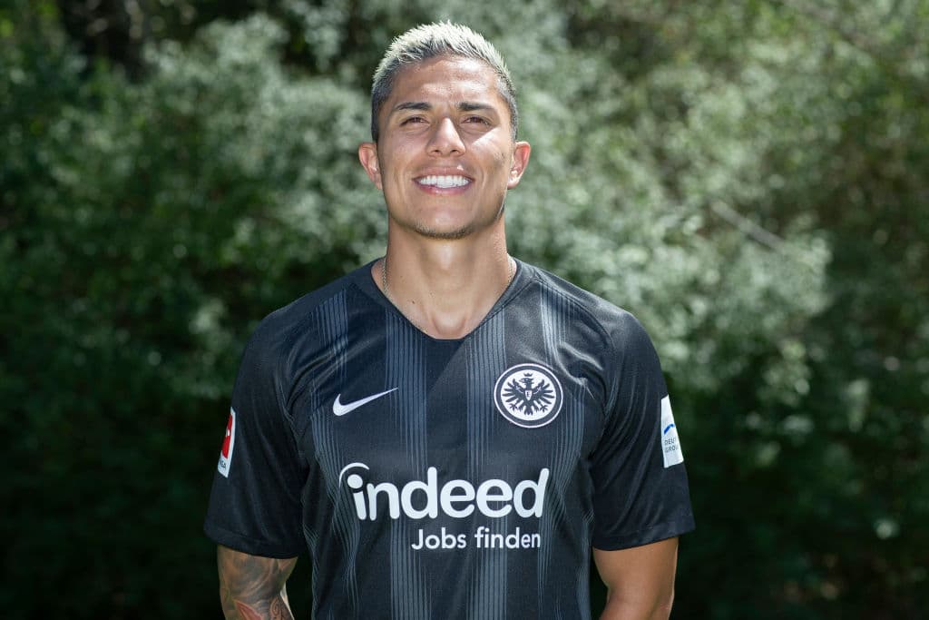 Carlos Salcedo también aparece como otro de los mexicanos que con Eintracht Frankfurt estará en la Europa League.