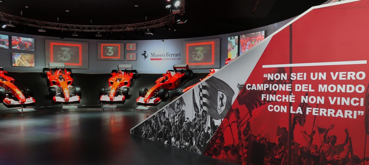 Esta exposición ha sido organizada en colaboración con la fundación Keep Fighting, una organización sin fines de lucro e inspirada en Schumacher.