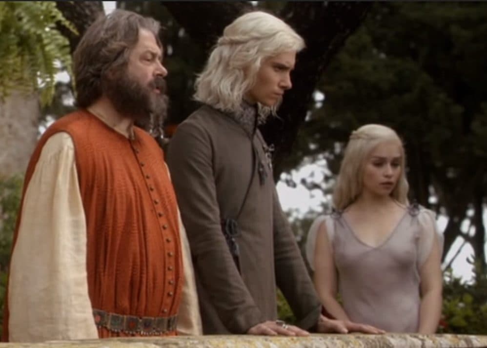 Viserys planea casar a su hermana con el rey de los Dothraky para tener un ejército y retomar el trono que le corresponde a su familia.