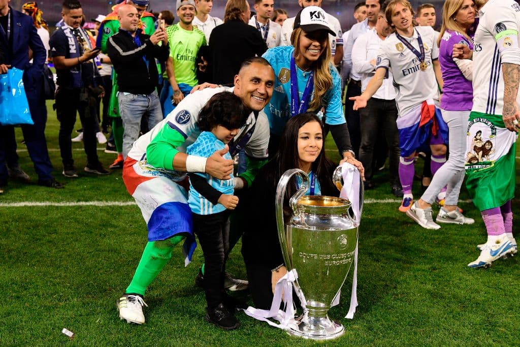 Keylor Navas festeja con su familia tras ganar la Champions League ante la Juventus.