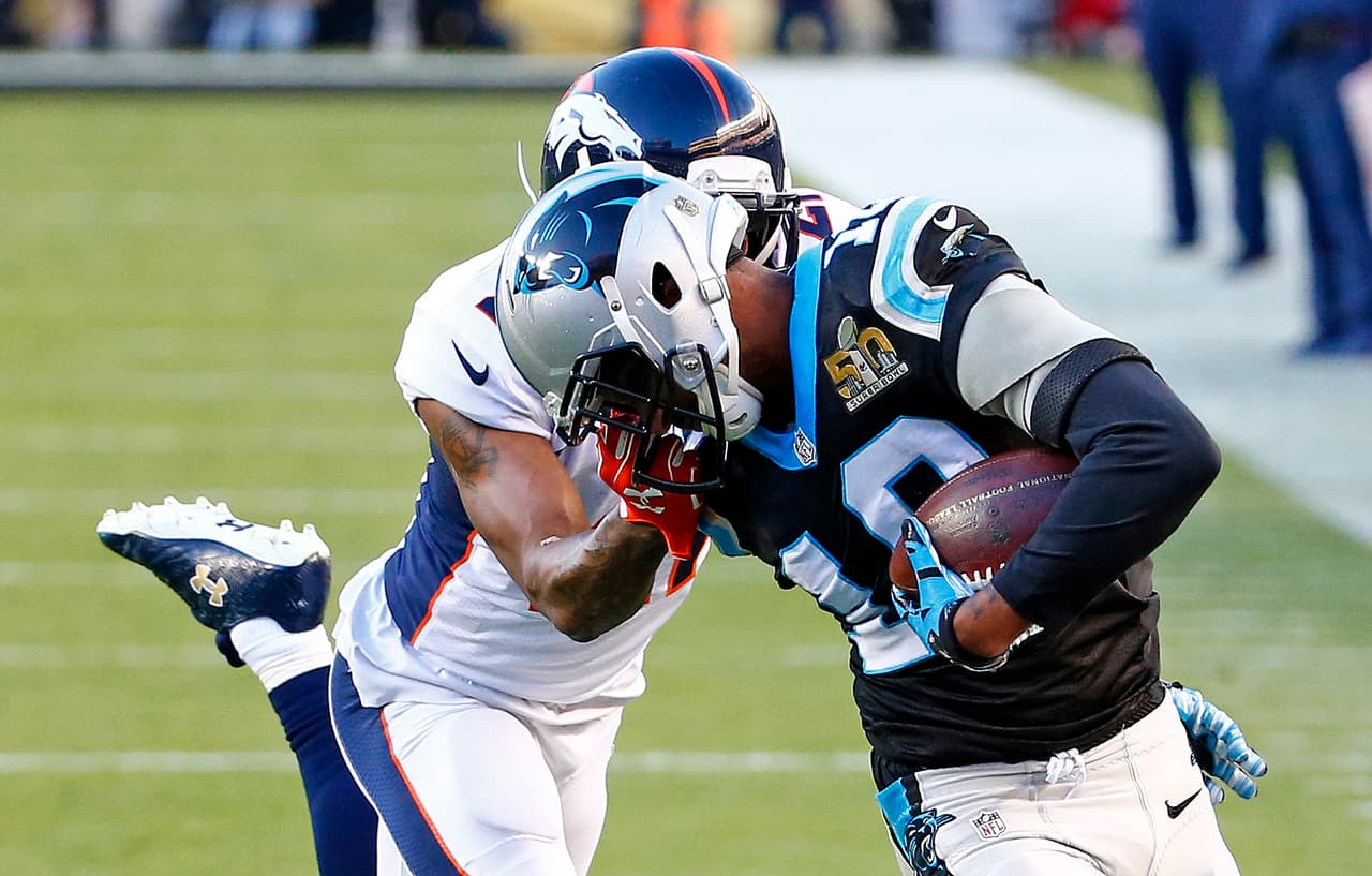 ¡Sujetándo de la máscara! Sólo así Aqib Talib pudo detener a Corey Brown, quien le faltaban pocas yardas para llegar al TD.