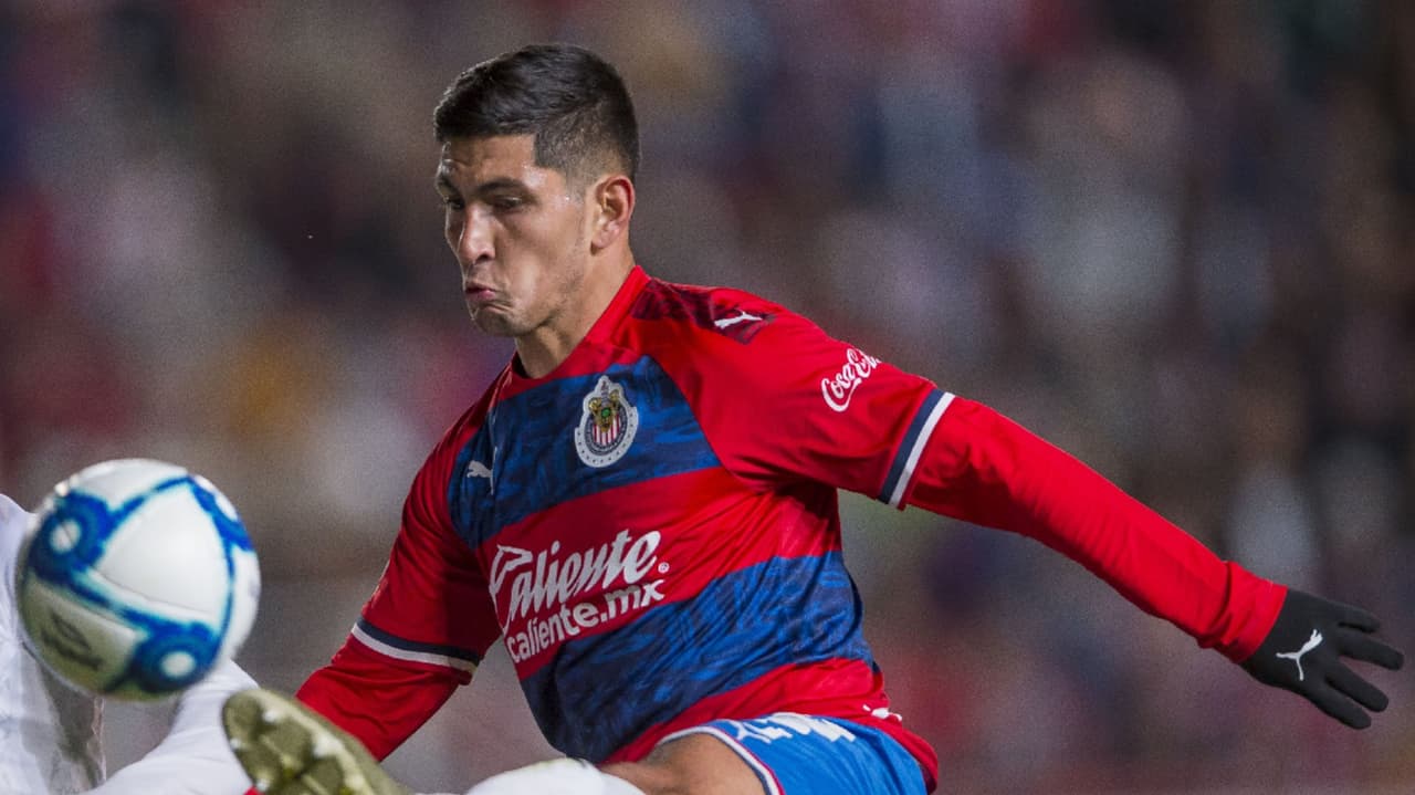 ¿Chivas buscará otro refuerzo tras la baja de Víctor Guzmán?