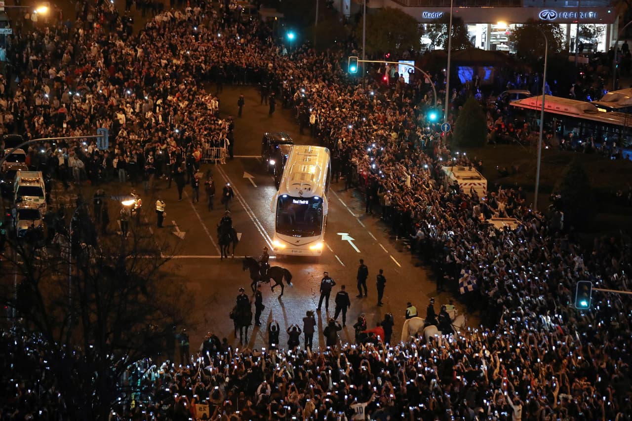 Real Madrid y Barcelona han motivado que las calles de la capital español se vistan de fiesta, tanto en los atuendos como con los hinchas que mostraron su cariño para el duelo de vuelta de las Semifinales de la Copa del Rey.