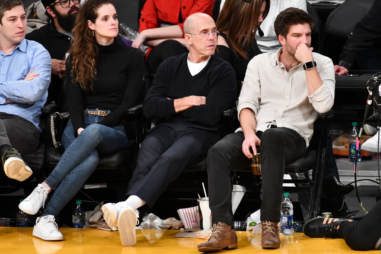 Jeffrey Katzenberg, fundador de Dreamworks, tampoco se quiso perder ese triunfo de los Lakers.