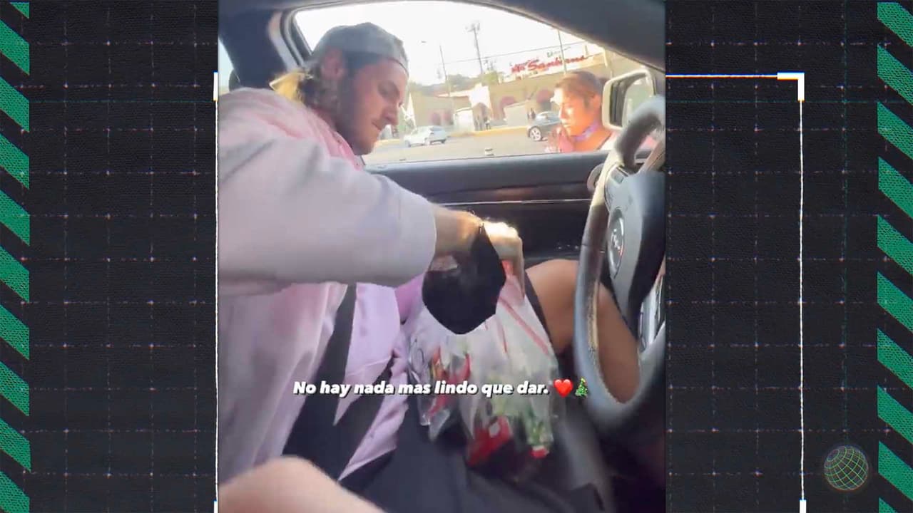 Santiago Giménez y su novia regalan cenas de Navidad