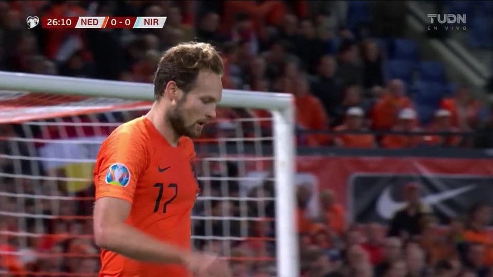 Tiro desviado de Daley Blind